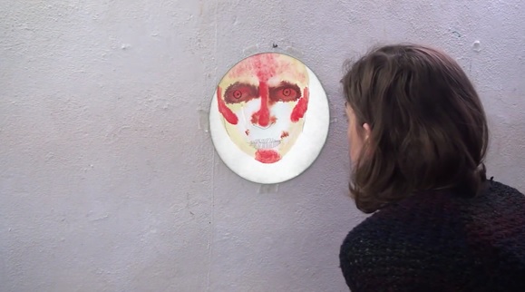 bezoeker bekijkt kunstwerk The heart asks pleasure first van Moniek Dams